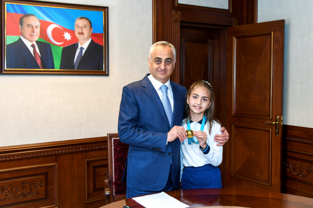 Səlahiyyətli nümayəndə müsabiqə və yarışlarda qalib olan şagirdlərlə görüşüb